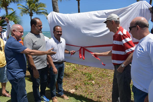 Com a presença do prefeito de Camaçari, Antonio Elinaldo, do vereador Gilvan Souza, do promotor de Meio Ambiente, Luciano Pita, secretários e autoridades municipais, o Condomínio Paraíso recebeu na manhã de hoje as placas de sinalização que marcam o início da fase piloto do programa (Foto: Divulgação)